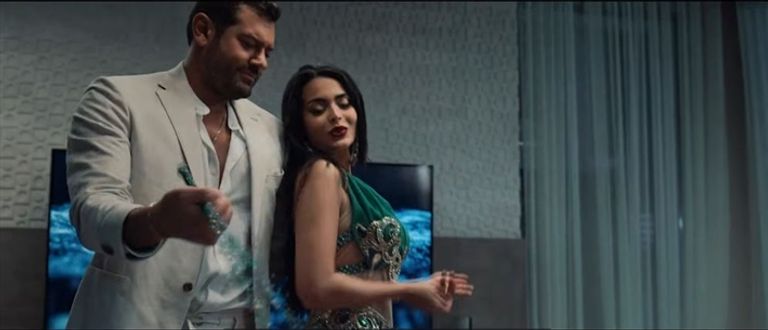 أشهر 10 مشاهد جريئة في فيلم السلم والتعبان 2.. أسماء جلال تثير الجدل - صورة 7