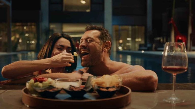 أشهر 10 مشاهد جريئة في فيلم السلم والتعبان 2.. أسماء جلال تثير الجدل - صورة 8