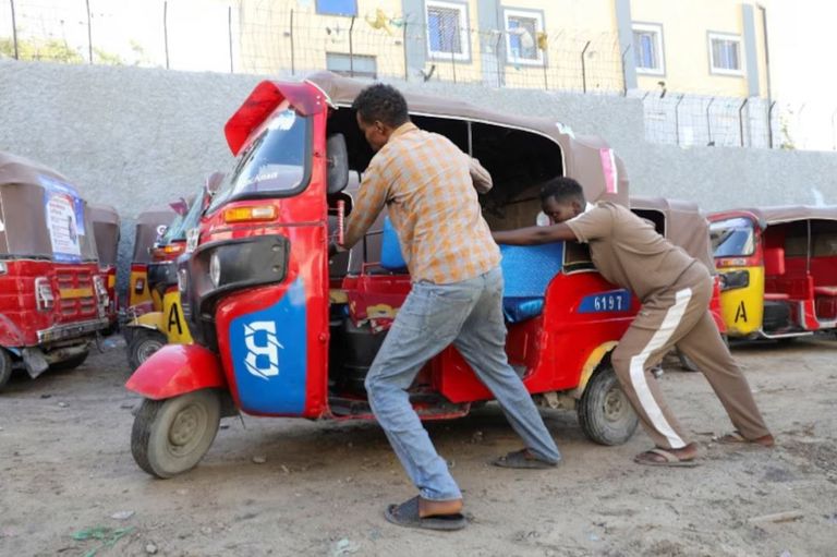 التوك توك في الصومال.. أحدث ضحايا تبعات حرب إيران - صورة 1