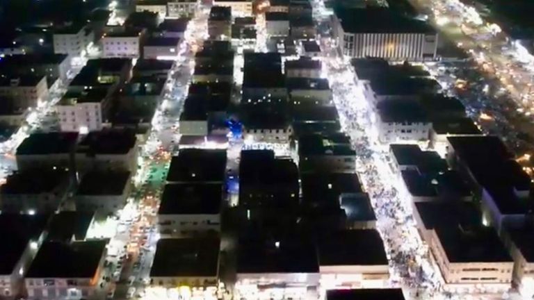 قصة نجاح إماراتية مستمرة.. محطات الطاقة تنير شبوة وتغير حياة اليمنيين - صورة 2