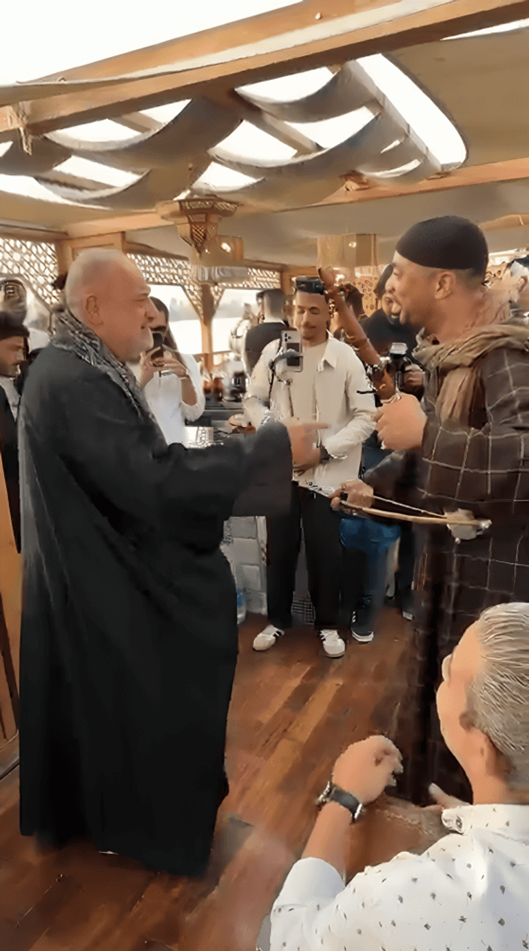 خالد الصاوي يرقص بالجلباب الصعيدي في مهرجان الأقصر للسينما الأفريقية - صورة 1