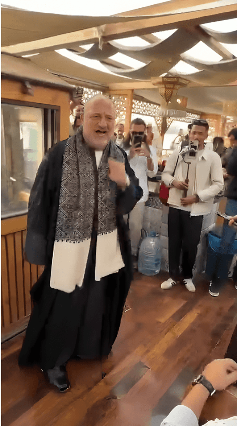 خالد الصاوي يرقص بالجلباب الصعيدي في مهرجان الأقصر للسينما الأفريقية - صورة 2