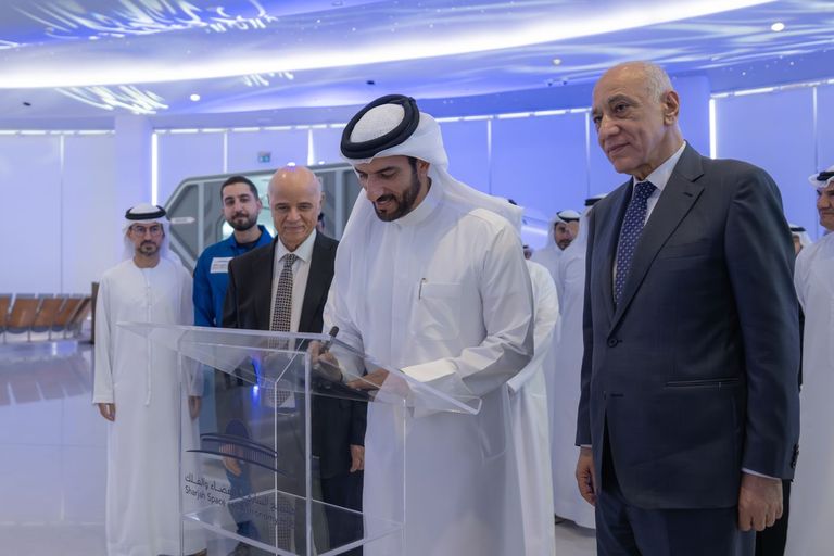 سلطان بن أحمد القاسمي يشهد إطلاق القمر الصناعي «الشارقة سات 2» - صورة 1