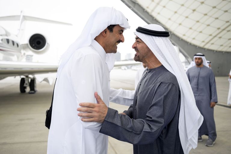 محمد بن زايد يستقبل أمير قطر ويبحثان التطورات في المنطقة - صورة 1