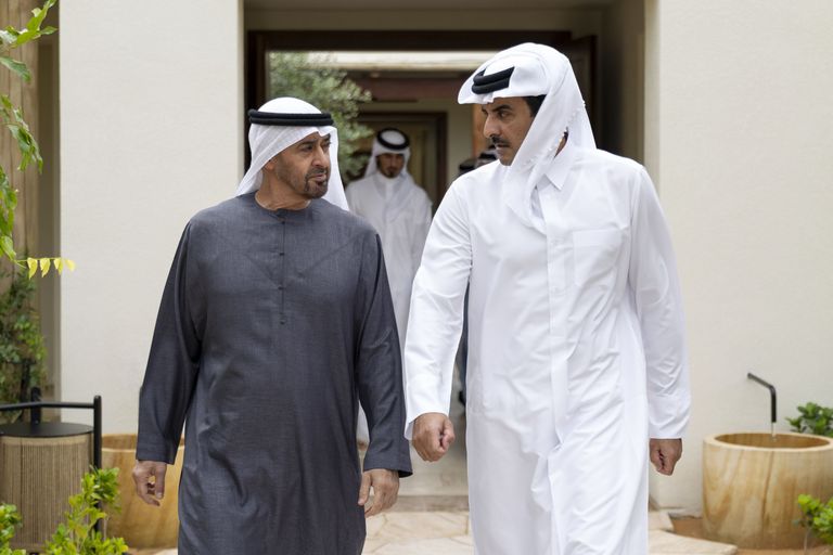 محمد بن زايد يستقبل أمير قطر ويبحثان التطورات في المنطقة - صورة 2