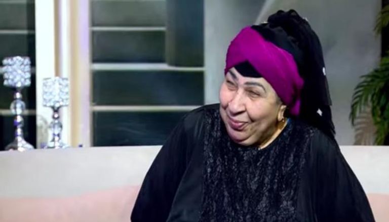 عزاء فاطمة كشري.. مشاهد مؤثرة وانهيار ابنتها - صورة 1
