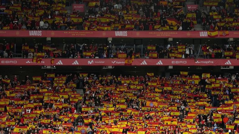 جمهور إسبانيا بين بيدري ولا فوينتي.. كيف تعاملت إسبانيا مع الهتافات العنصرية ضد مصر؟ - صورة 1