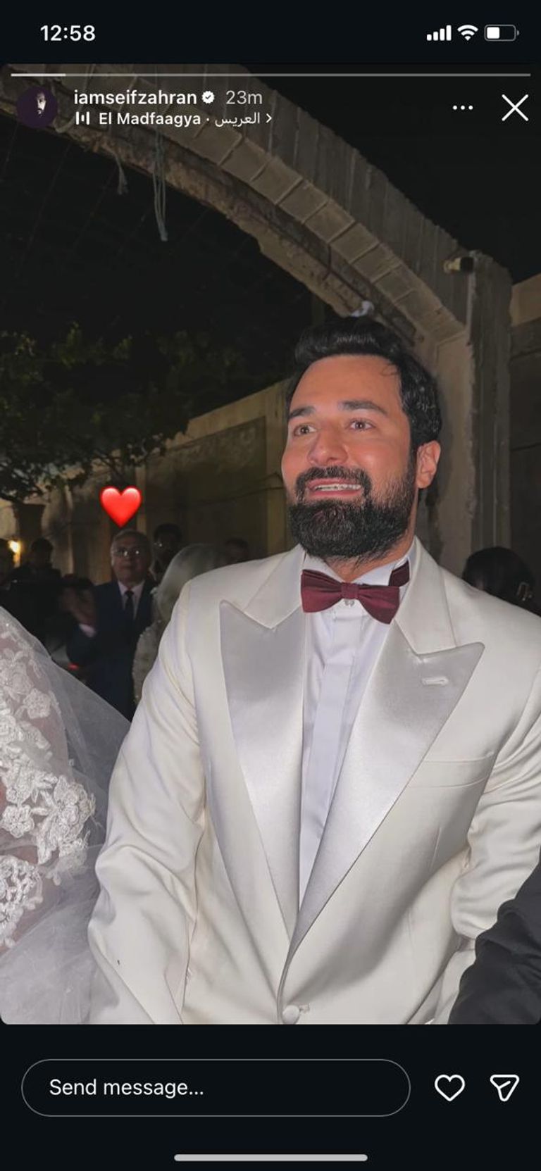 «ببدلة توكسيدو بيضاء».. صور زفاف أحمد حاتم داخل أحد الفنادق الكبرى - صورة 1