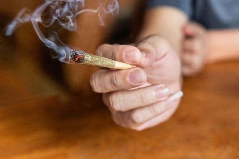مفاجأة علمية لن تعجب الرجال: تعاطي القنب والتدخين يقلل من «حجم الرأس» - صورة 1