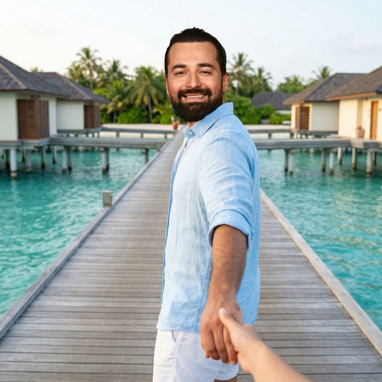 أحمد حاتم يشعل الجدل بصورة شهر العسل.. ويمازح الجمهور - صورة 1