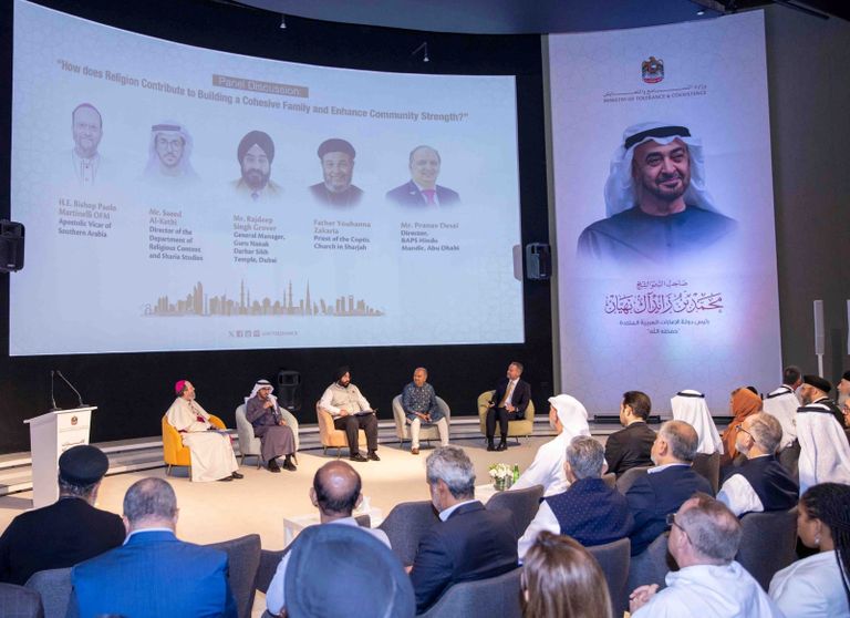 نهيان بن مبارك يفتتح ملتقى &laquo;الإمارات أسرة متماسكة في وطن عميق الجذور&raquo; - صورة 2
