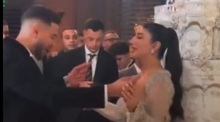 حفل زفاف جيسي العبد يثير الجدل في مصر.. فستان جريء ومشاركة رحمة محسن - صورة 1