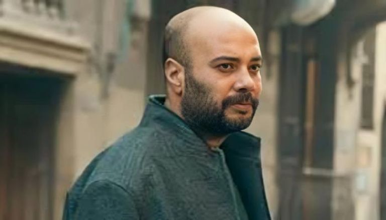 برسالة مؤثرة.. حاتم صلاح يطلب الدعاء لوالده ويحدد موعد العزاء - صورة 1