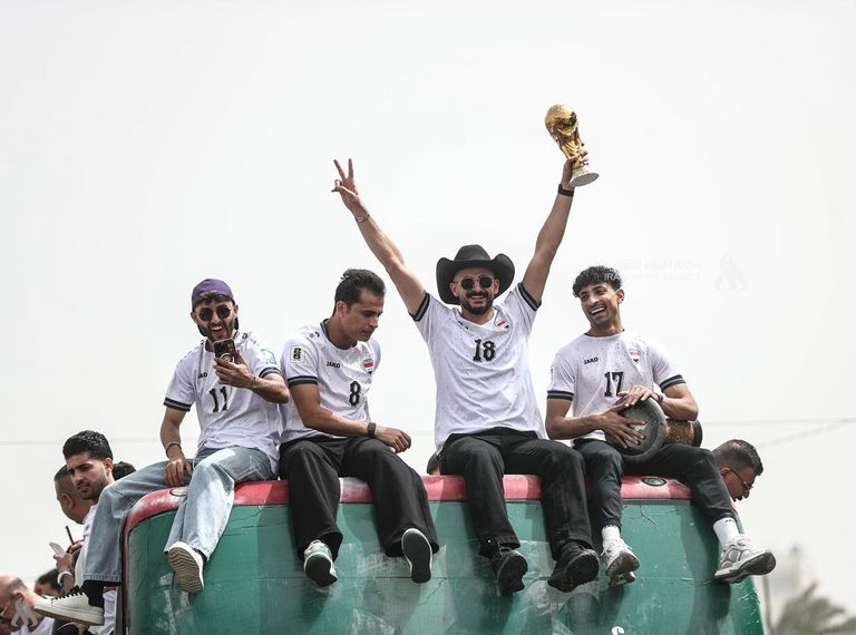 حافلة مكشوفة ومكافآت حكومية.. استقبال شعبي ضخم لمنتخب العراق (فيديو) - صورة 1