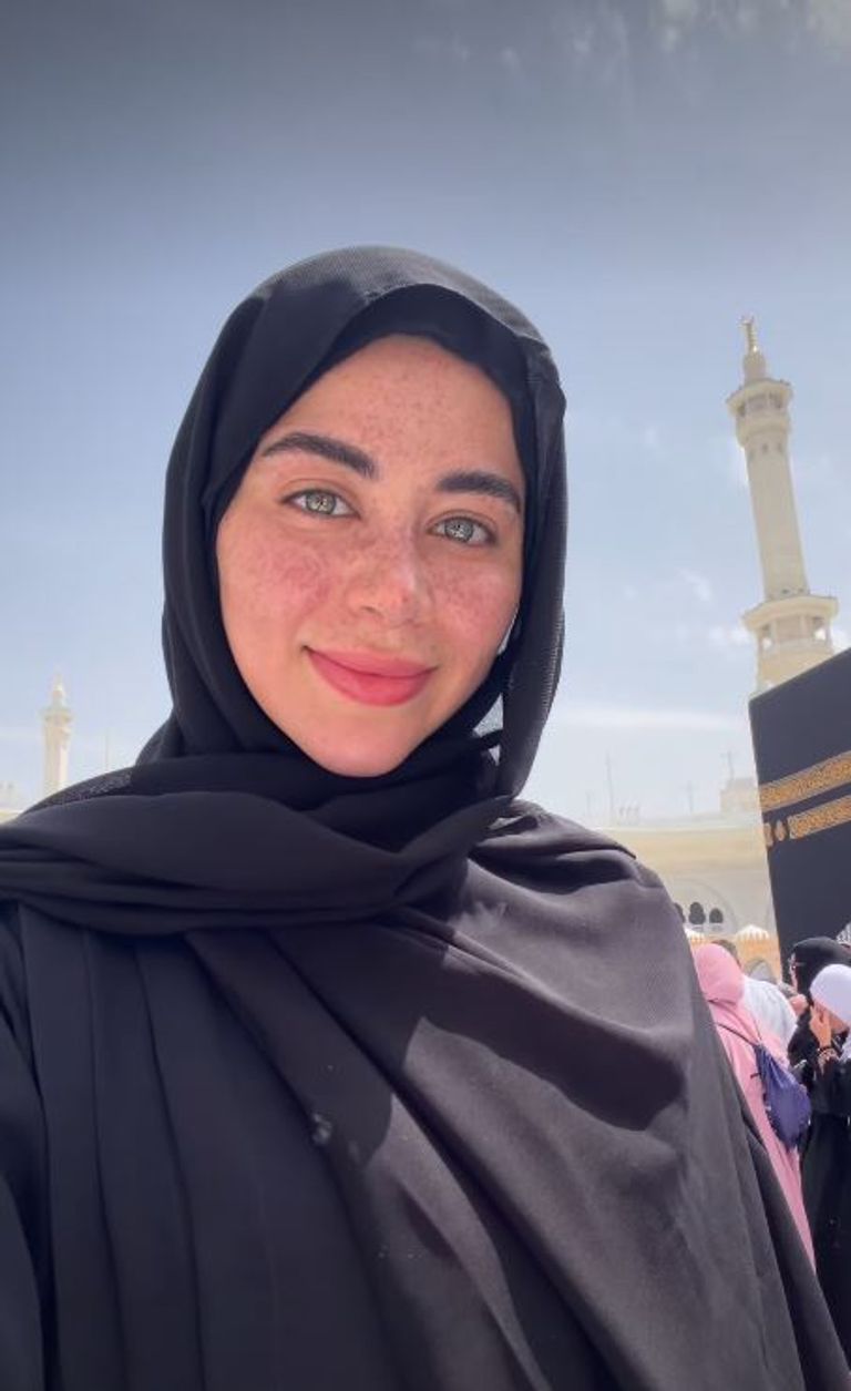 يارا السكري توثق أداء العمرة وتخطف الأنظار بإطلالتها (صور) - صورة 1