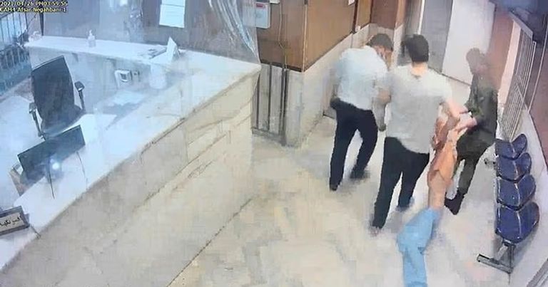 آلة القمع الإيرانية.. الحرس الثوري يجند الأطفال ويصنع أدوات بطش - صورة 1