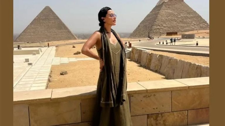 بإطلالة كلاسيكية.. ميس حمدان تبرز جمالها أمام الأهرامات - صورة 1