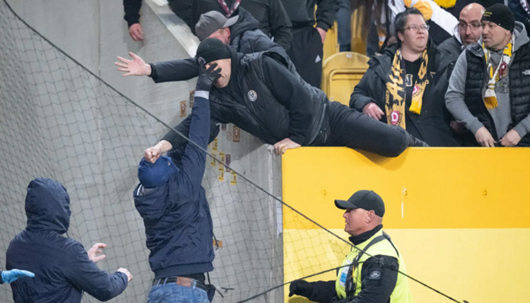 حرب ملاعب وحرق علم برلين.. أحداث شغب وفوضى في الدوري الألماني (فيديو وصور) - صورة 1