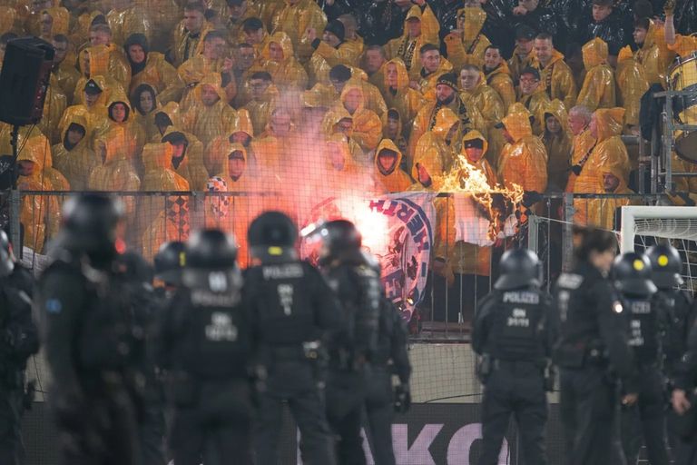 حرب ملاعب وحرق علم برلين.. أحداث شغب وفوضى في الدوري الألماني (فيديو وصور) - صورة 2
