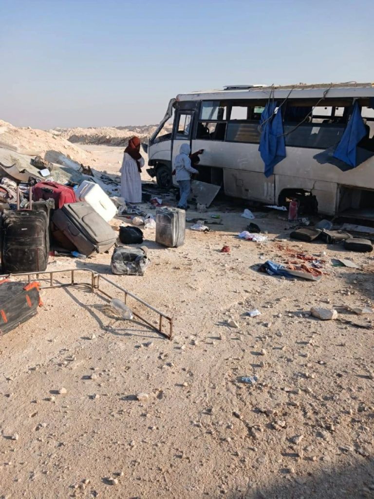 مصر.. إصابة 19 طالبا في انقلاب أتوبيس على الطريق الصحراوي بالمنيا - صورة 1