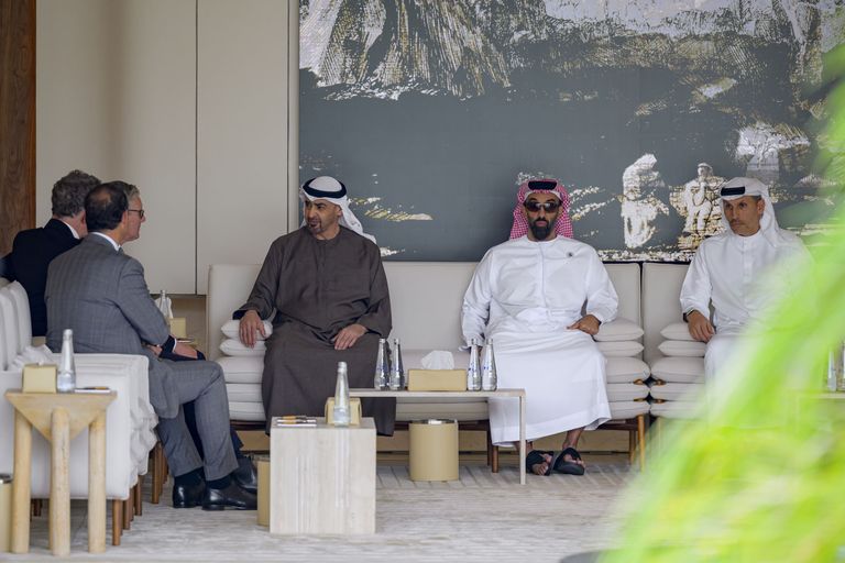 محمد بن زايد يبحث مع رئيس وزراء بريطانيا التطورات الإقليمية - صورة 1