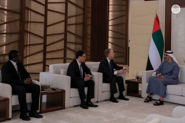 خالد بن محمد بن زايد يلتقي الرئيس التنفيذي لمجموعة &laquo;بروكفيلد&raquo; - صورة 5