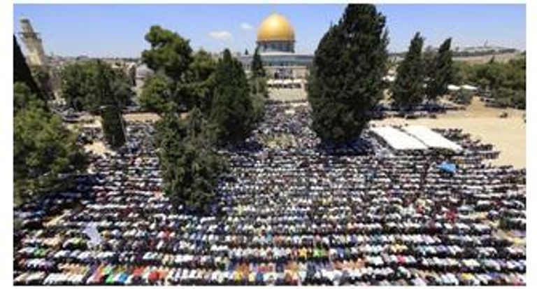 100 ألف فلسطيني يؤدون الصلاة بالأقصى في أول جمعة بعد إغلاق 5 أسابيع - صورة 1