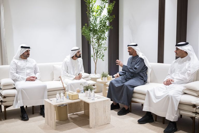 محمد بن زايد ومحمد بن راشد: الإمارات نجحت في مواجهة الأزمة بترابط شعبها وكفاءة مؤسساتها - صورة 1
