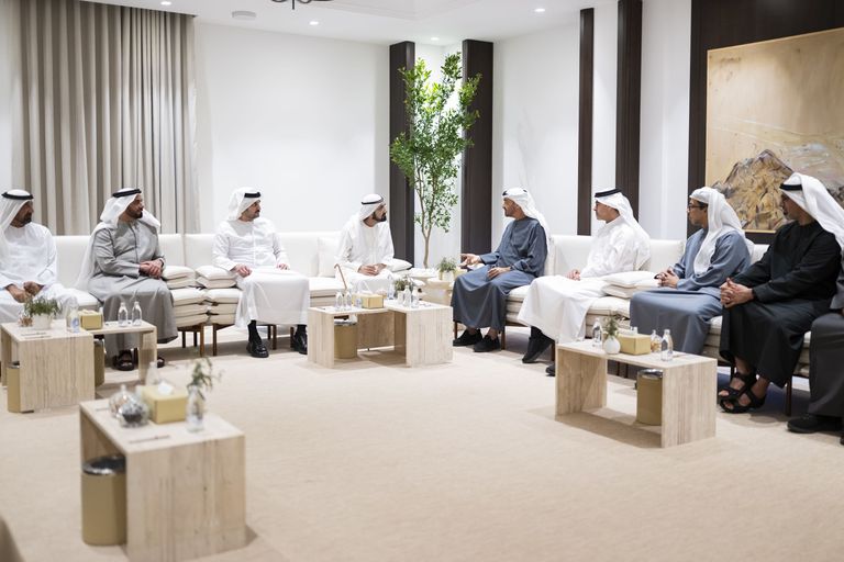 محمد بن زايد ومحمد بن راشد: الإمارات نجحت في مواجهة الأزمة بترابط شعبها وكفاءة مؤسساتها - صورة 2