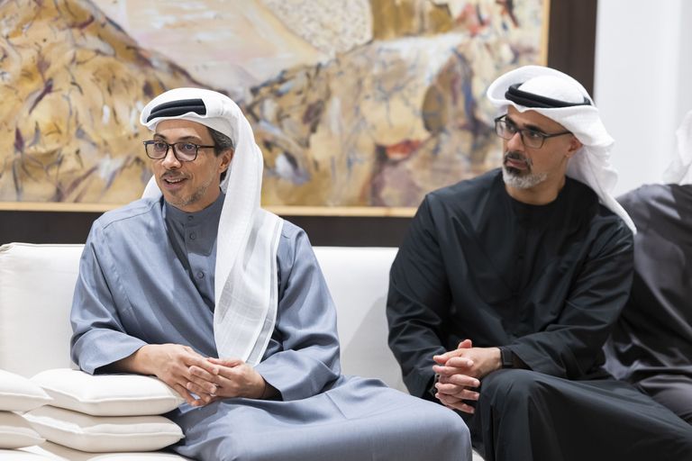 محمد بن زايد ومحمد بن راشد: الإمارات نجحت في مواجهة الأزمة بترابط شعبها وكفاءة مؤسساتها - صورة 3