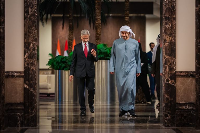 عبدالله بن زايد يبحث مع وزير الشؤون الخارجية الهندية الأوضاع بالمنطقة - صورة 1