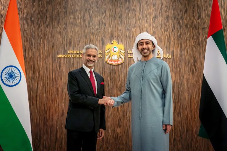 عبدالله بن زايد يبحث مع وزير الشؤون الخارجية الهندية الأوضاع بالمنطقة - صورة 2
