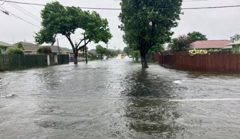 إعصار يجتاح الجزيرة الشمالية لنيوزيلندا وإجلاء المئات - صورة 1