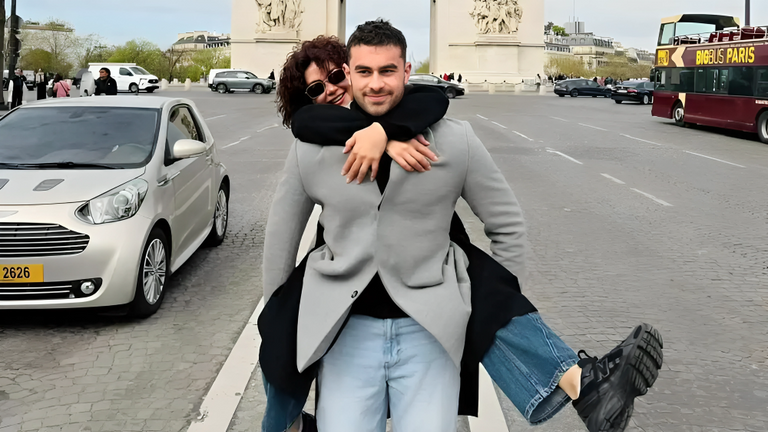 لقطات عفوية تجمع كاريس بشار بابنها مجد في باريس - صورة 1