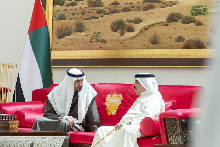 محمد بن زايد يبحث مع العاهل البحريني المستجدات الإقليمية - صورة 1