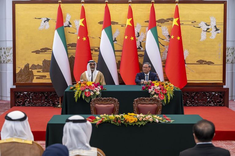 ولي عهد أبوظبي ورئيس مجلس الدولة الصيني يبحثان تعزيز الشراكة الشاملة - صورة 1