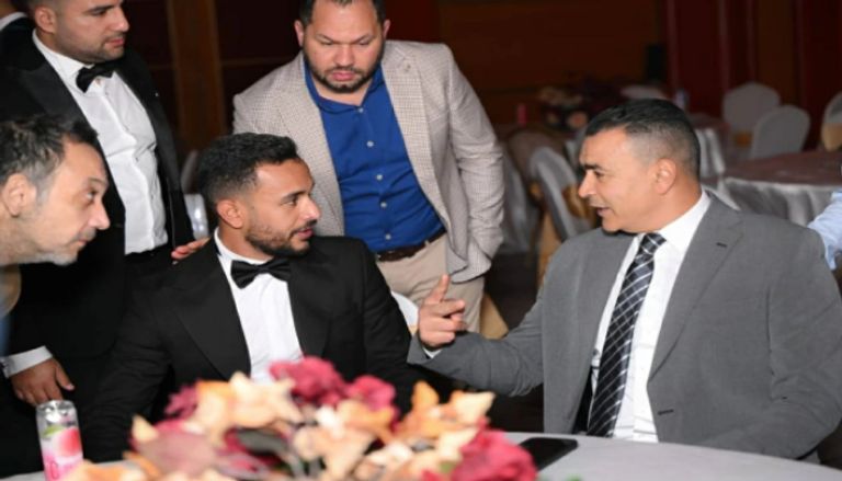 بحضور نجوم الفن والرياضة.. &laquo;تحطيب&raquo; هشام الجخ يشعل حفل زفاف في مصر - صورة 2
