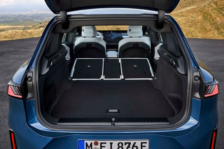 BMW iX3.. شحن فائق السرعة يجعل مدى 805 كم أقل أهمية - صورة 1