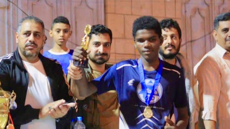 قيادات حوثية تكرم أحد المشاركين في نشاط كروي بالحديدة- أرشيفية دوريات الحواري.. «مصيدة» حوثية لتجنيد شباب اليمن - صورة 1