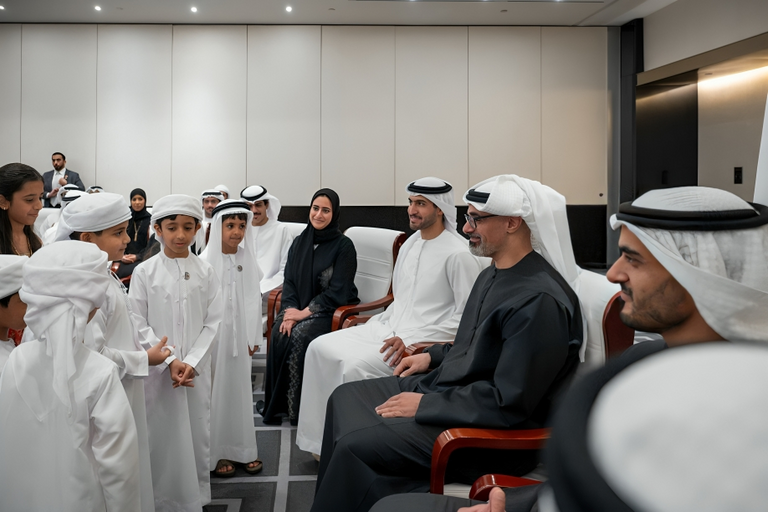 ولي عهد أبوظبي يلتقي طلبة الإمارات الدارسين في العاصمة الصينية بكين - صورة 1