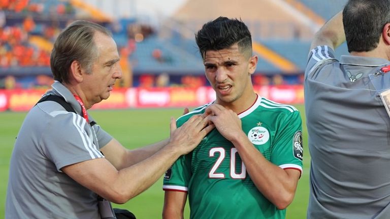 يوسف عطال لعنة غريبة في منتخب الجزائر.. «الكتف» يسقط النجوم تباعاً - صورة 1