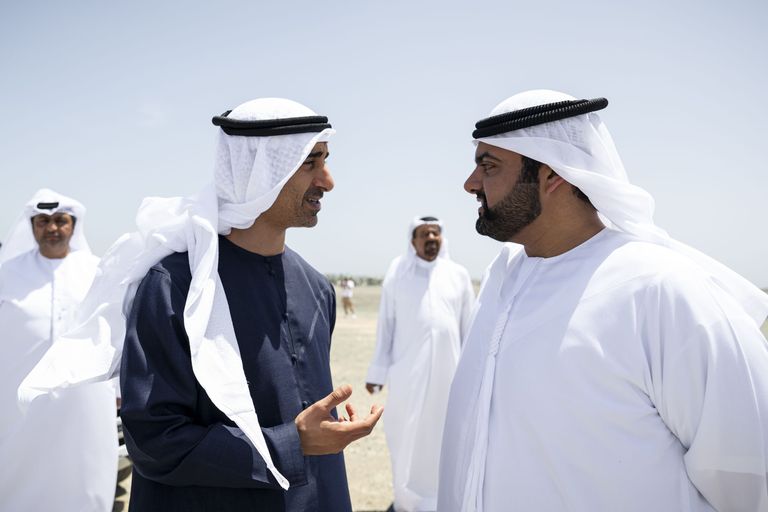 محمد بن زايد يلتقي حمد الشرقي ويقوم بجولة تفقدية في ميناء الفجيرة - صورة 5