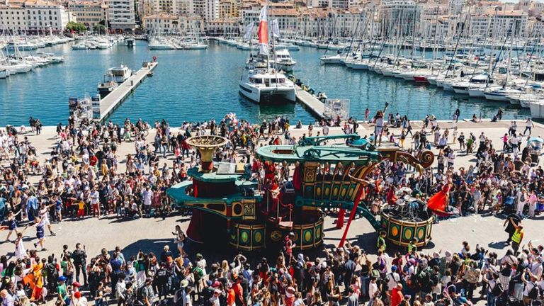 كرنفال ضخم للأزياء الغريبة يجتاح ميناء مرسيليا القديم - صورة 1