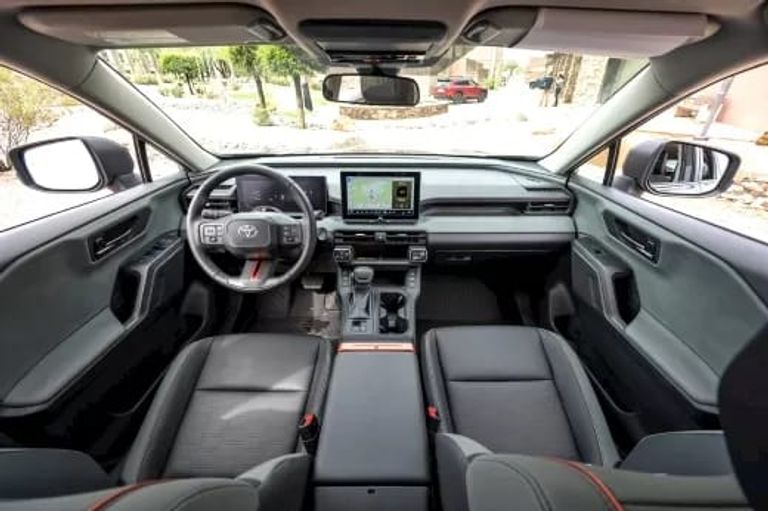 تويوتا تفاجئ السوق بـRAV-4 الهجينة.. منافسة مباشرة مع فولكسفاغن Tiguan - صورة 2