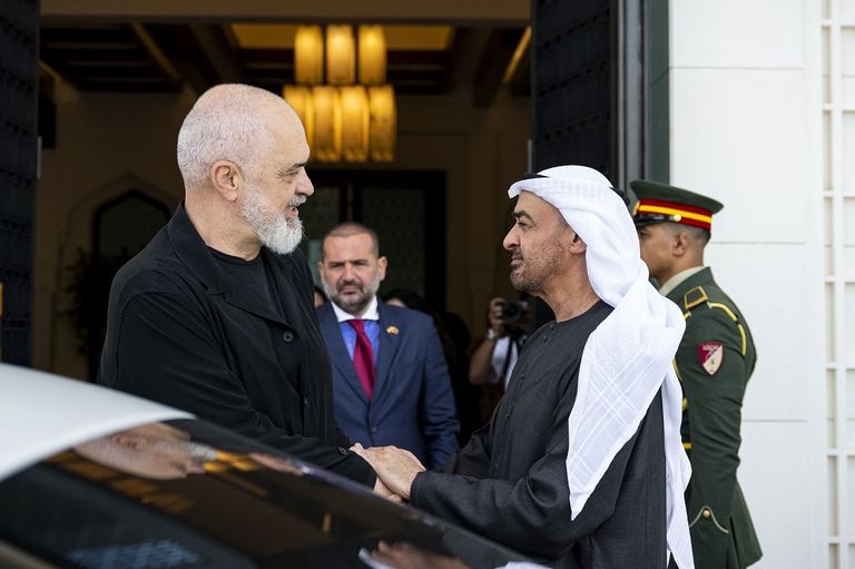 محمد بن زايد يبحث مع رئيس وزراء ألبانيا تعزيز العلاقات الثنائية - صورة 1