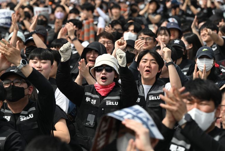 40 ألف موظف في سامسونغ يتظاهرون للمطالبة بزيادة الرواتب - صورة 4