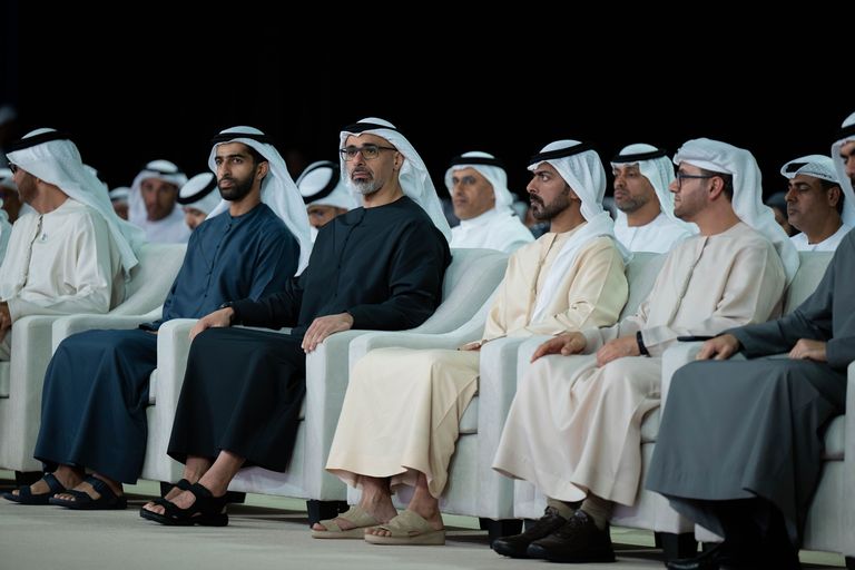 خالد بن محمد بن زايد يكرم الفائزين بجائزة أبوظبي للأداء الحكومي المتميز - صورة 1