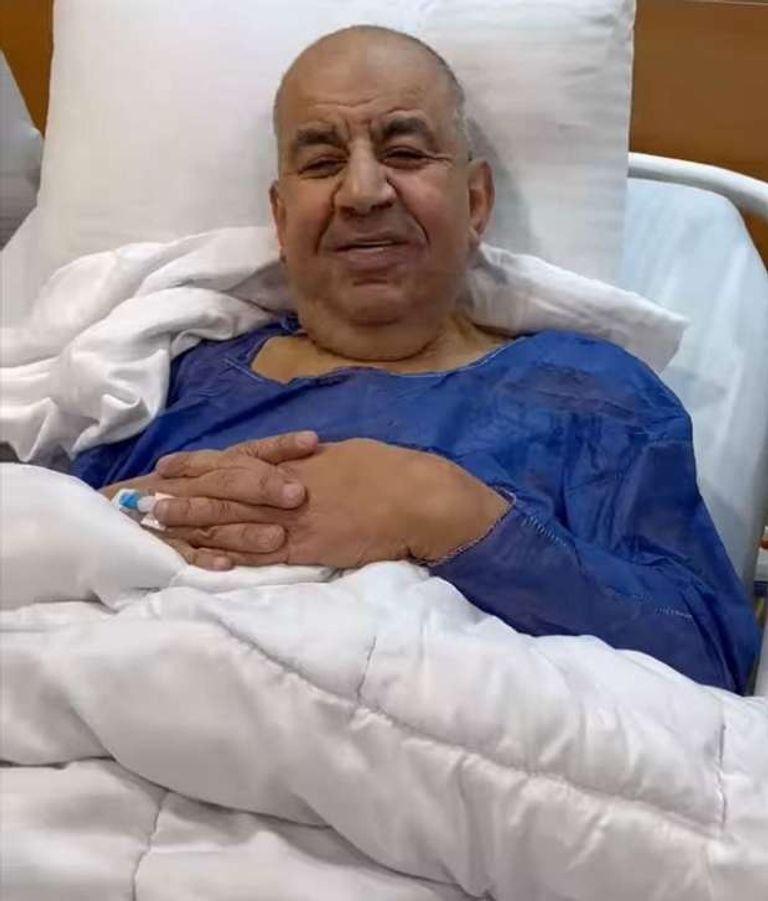 خروج الفنان محمد التاجي من غرفة العمليات ونقله للرعاية الطبية - صورة 1