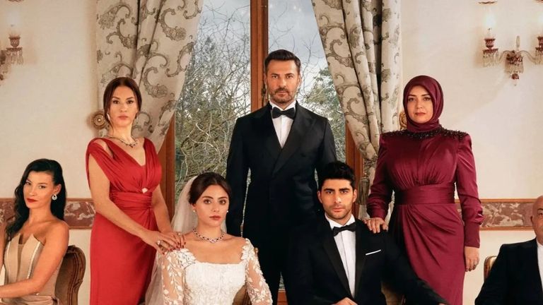 فوضى في مسلسل &laquo;شراب التوت&raquo;.. معجبات روسيات يقتحمن التصوير - صورة 1
