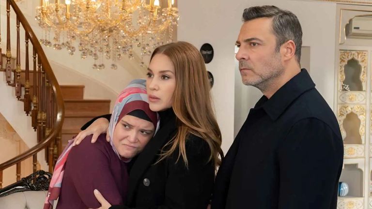 فوضى في مسلسل &laquo;شراب التوت&raquo;.. معجبات روسيات يقتحمن التصوير - صورة 2